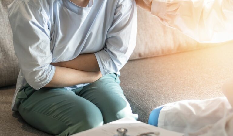 Sindromul genito-urinar de menopauză: cauze, simptome și soluții terapeutice