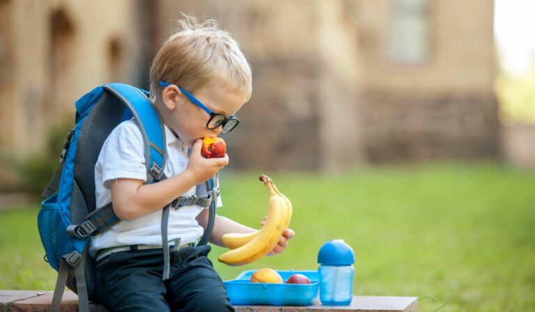 Pachețelul pentru școală: 10 sfaturi și 10 exemple de la medicul nutriționist