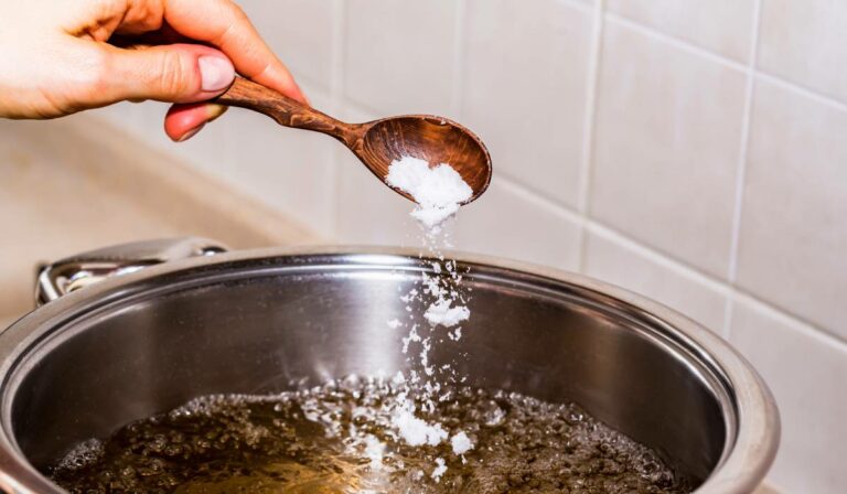 Cum „repari” ciorba dacă ai pus prea multă sare. Fructul care te salvează în ultimul moment