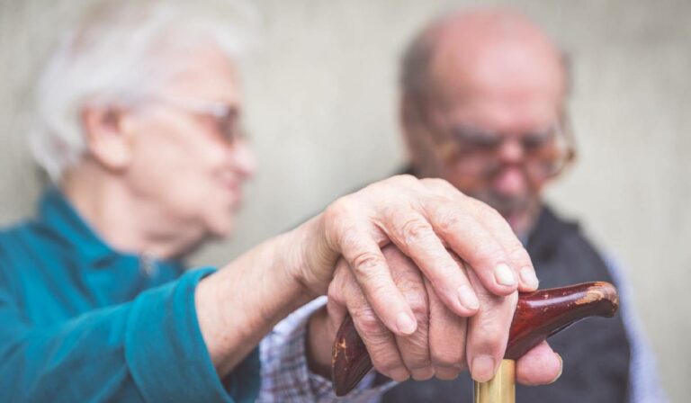 Primul simptom care prevestește demența, de fapt. Nu este pierderea memoriei. La ce să fii atent