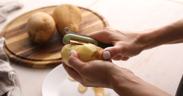 Nu mai arunca cojile de cartofi! Cum le poți folosi pentru o gustare delicioasă