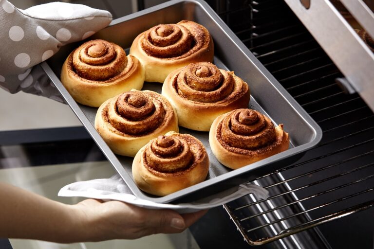 Rețeta pentru cinnamon rolls cu doar 5 ingrediente și fără rământare