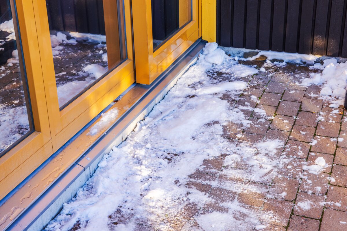 Ingredientul cu care să dezgheți aleea din fața casei, fără să se producă din nou polei