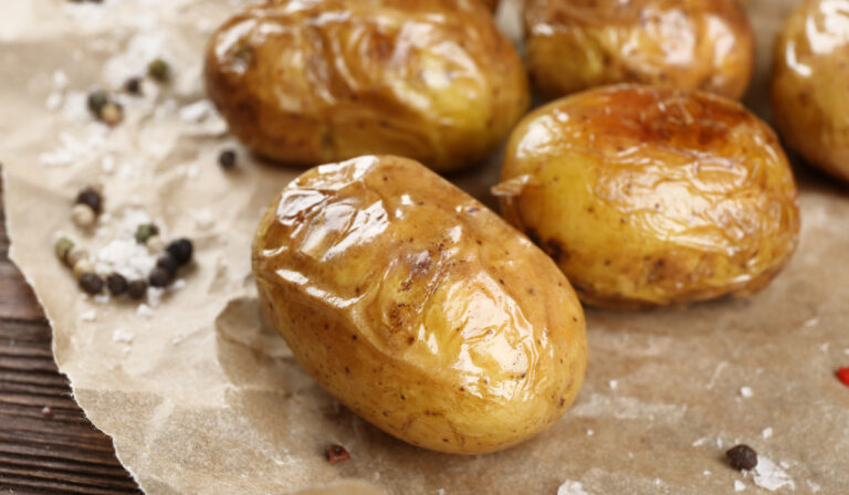 Cartofi copți în doar 6 minute. Nu mai e nevoie să-i bagi la cuptor ore întregi