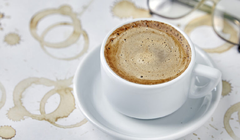 Curăță petele de cafea sau ceai de pe căni cu un produs din casă. Nu ai nevoie de oțet sau bicarbonat de sodiu