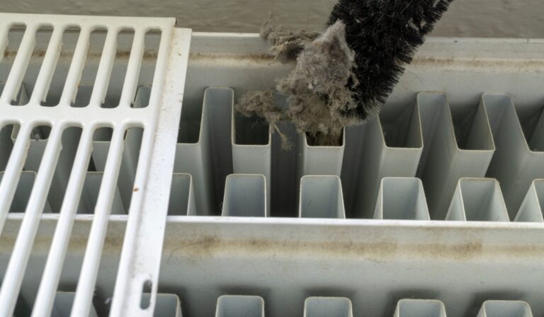 Cu ce să ștergi caloriferele ca să nu se mai pună praful. Vor fi curate săptămâni întregi