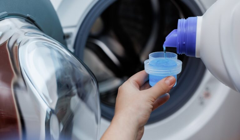 Detergent lichid, pudră sau capsule? Care spală mai bine hainele