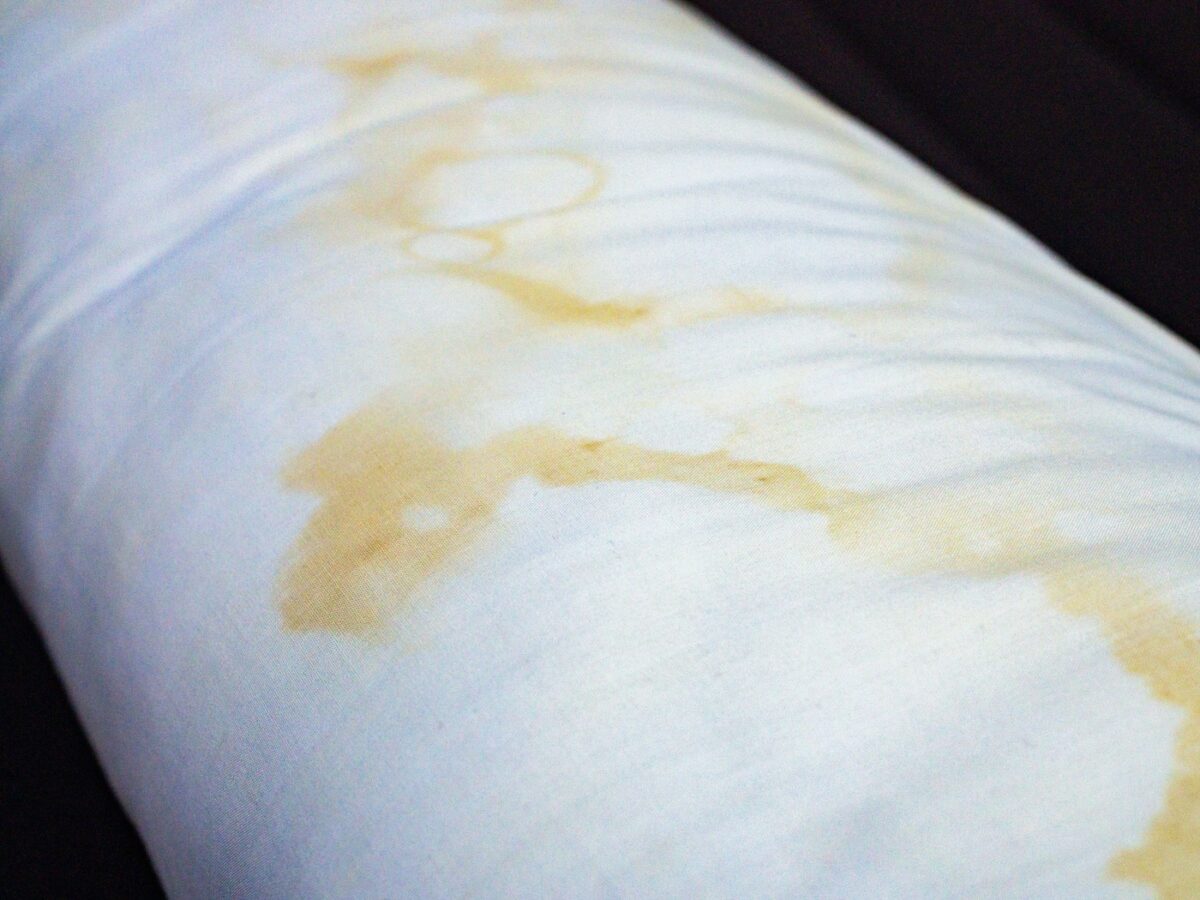 Petele galbene pe perne. Ce spun acestea despre starea ta de sănătate și somnul tău