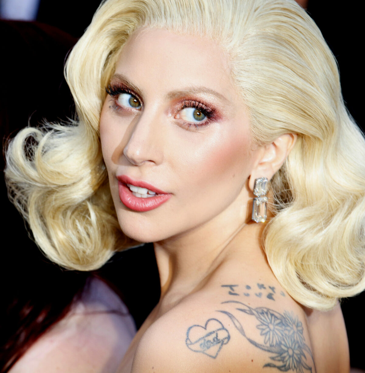 Boala care nu-i dă pace cântăreței Lady Gaga. Zilnic se confruntă cu dureri chinuitoare