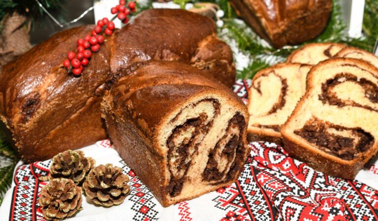 Când se fac cozonacii de Paște? Momentul în care trebuie să îi duci la biserică să îi sfințești