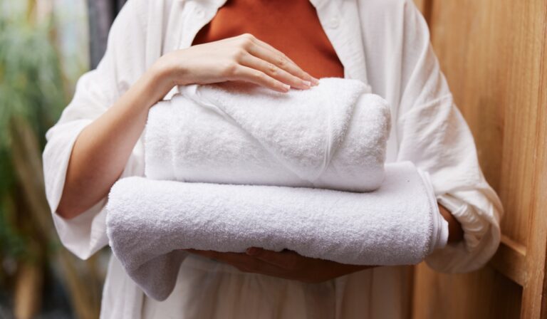 Cum să ai prosoape pufoase după fiecare spălare. Secretul e 100% natural