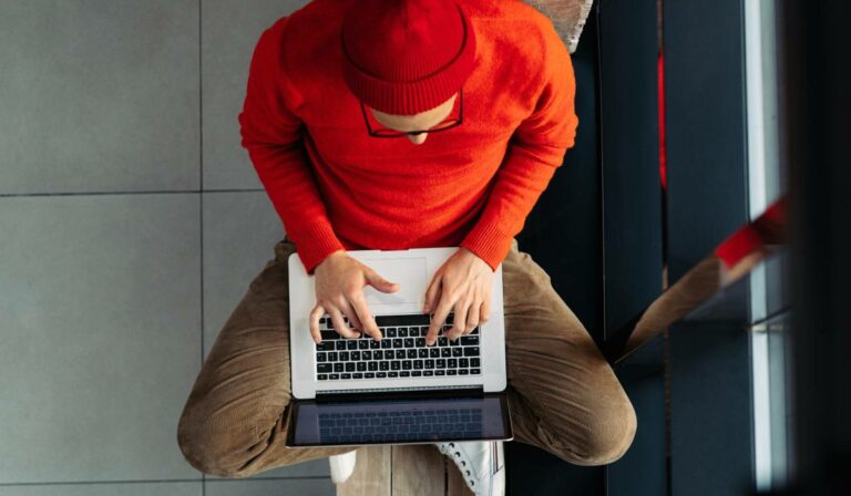 Cum este afectată fertilitatea masculină dacă stai cu laptopul în brațe, mergi pe bicicletă sau ții încălzirea în scaun pornită. Răspunsul unui medic primar urolog