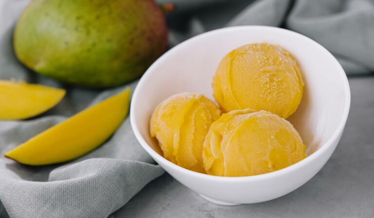 Cum să faci acasă înghețată de mango și lime, fără zahăr și fără lactoză. Nu ai nevoie de aparat de înghețată!