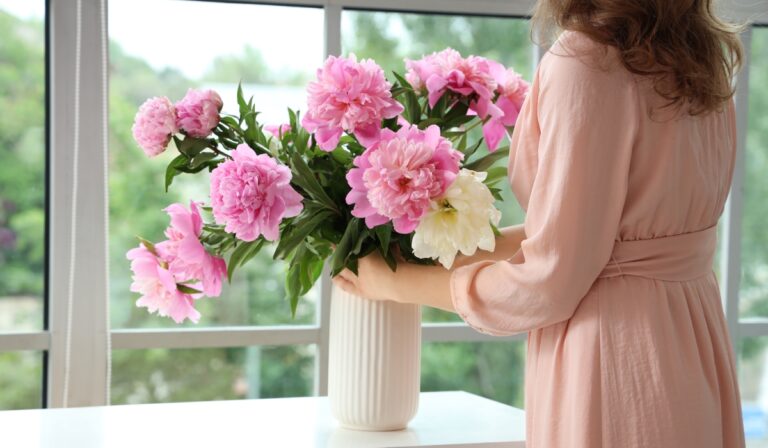Ce trebuie să pui în vază pentru ca florile să reziste mai mult. Trucul secret al florăreselor