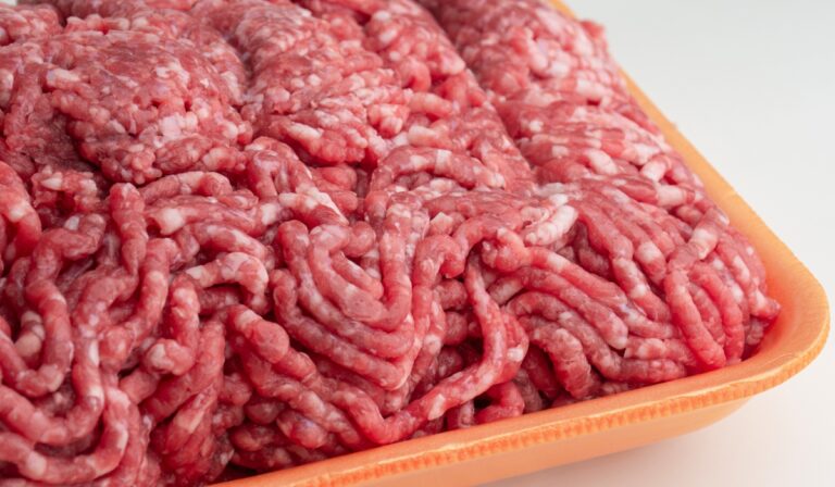 Cum să decongelezi corect carnea tocată. Greșeala care crește riscul de bacterii
