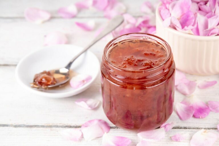 Gemul de căpșuni gata într-o oră! Rețeta e simplă, cu zahăr, dar și cu un ingredient secret