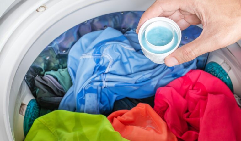 Cu ce să înlocuiești balsamul de rufe. Soluția care nu conține chimicale