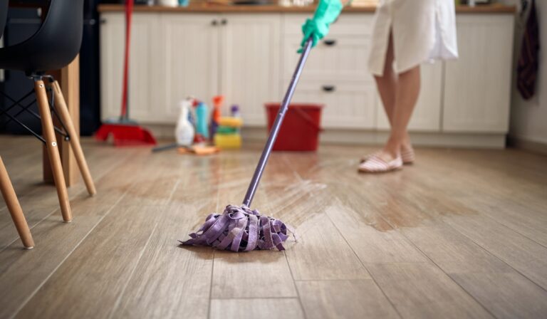 De ce să pui sare în apa cu care speli podeaua. Secretul pe care orice gospodină trebuie să-l afle