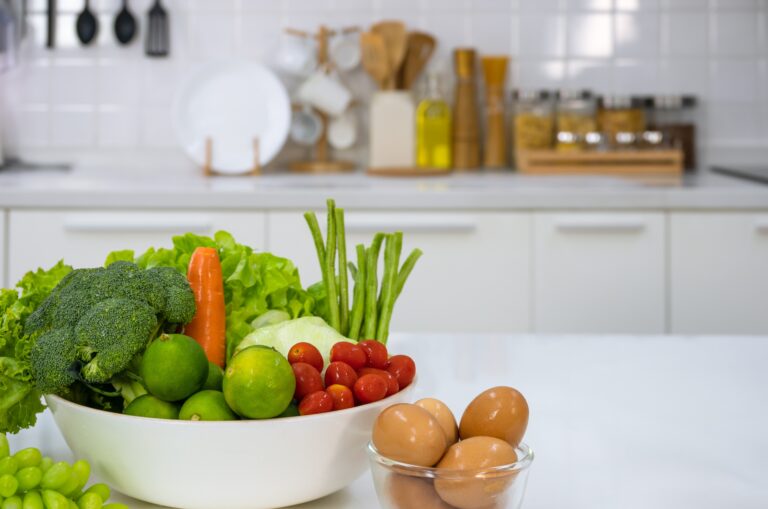 Nu intra în panică! Alimentele care nu se strică dacă le-ai uitat pe masă