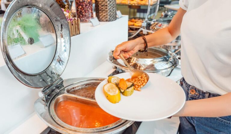 Alimentele pe care niciodată să nu le mănânci când mergi la all-inclusive și ai bufet. Poți face toxiinfecții alimentare