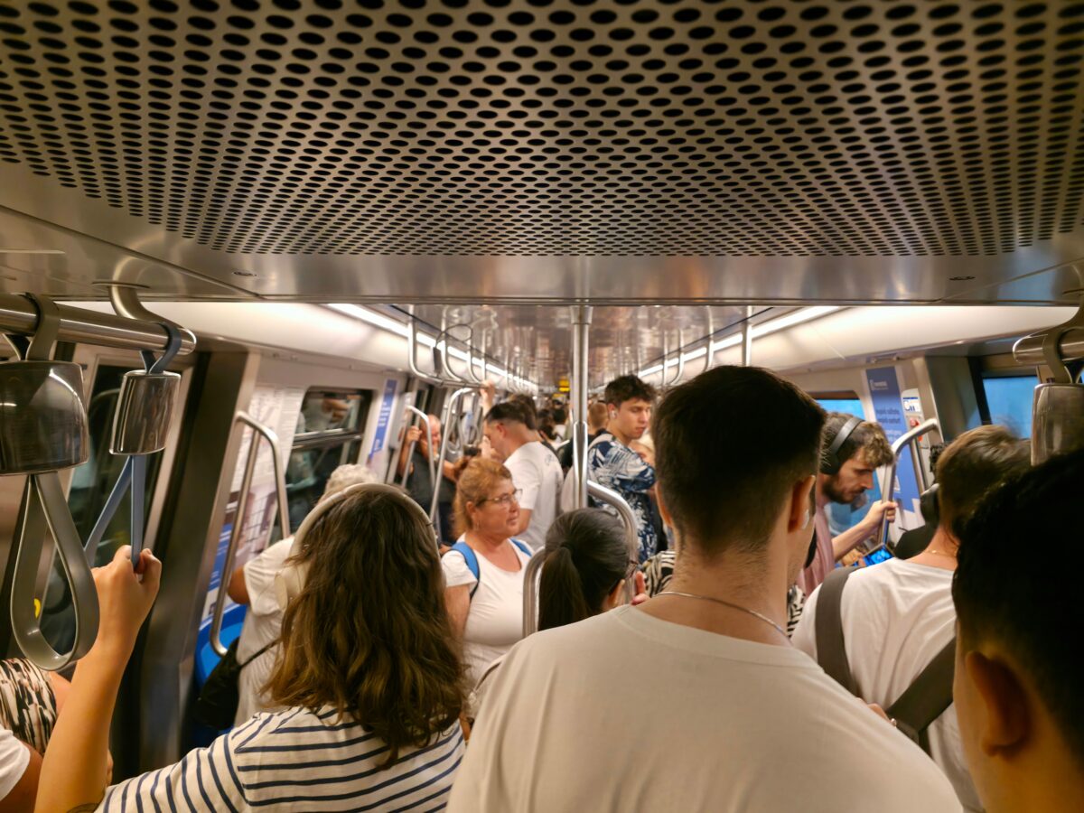 Aerul din metroul bucureștean, mai toxic decât în intersecții. Călătorii respiră zilnic particule periculoase în stații aglomerate