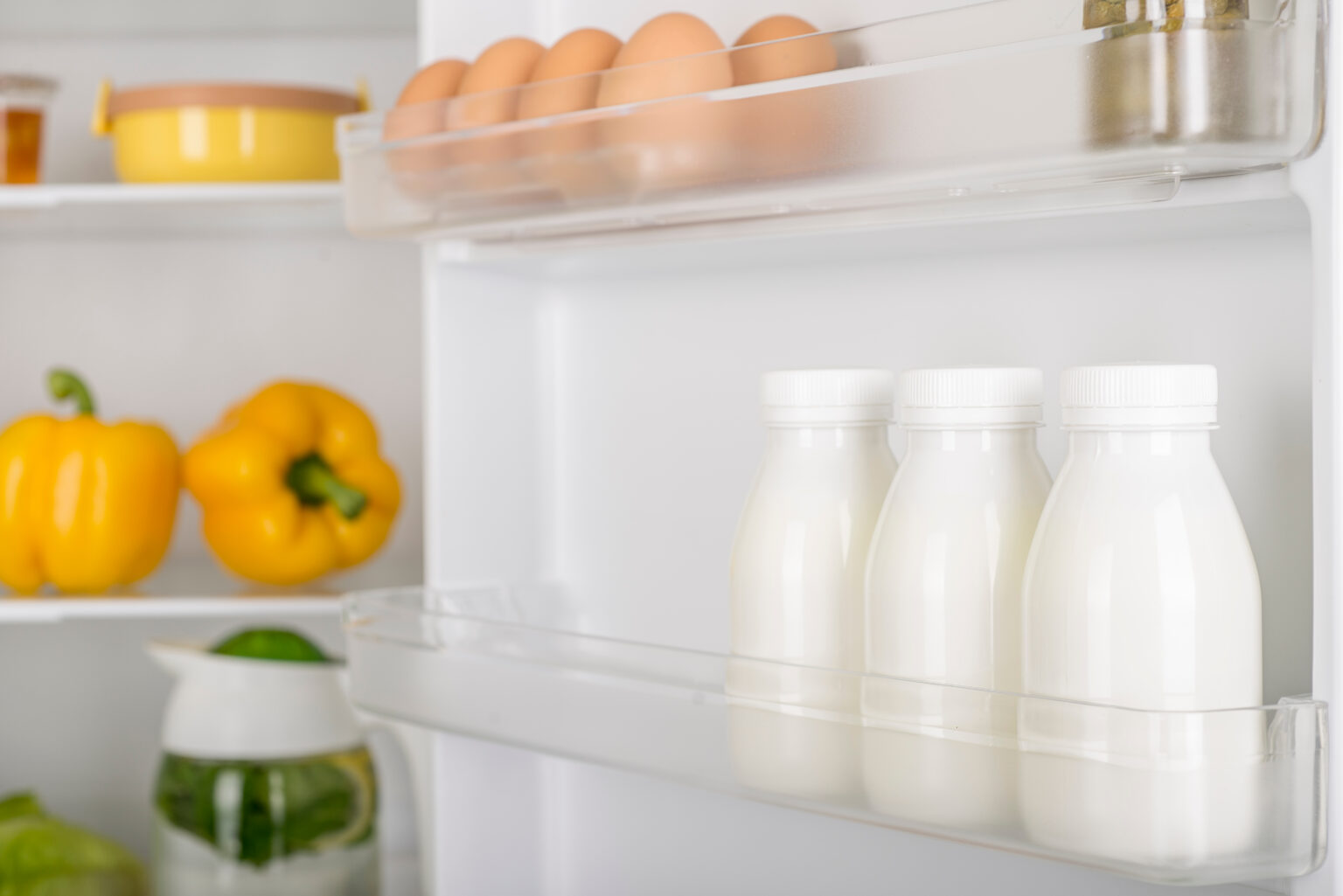 Alimentele pe care să nu le pui pe ușa frigiderului. Temperatura fluctuantă poate afecta calitatea lor