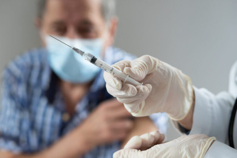 Vaccinul antigripal a ajuns în farmacii. Persoanele din grupele de risc beneficiază de gratuitate