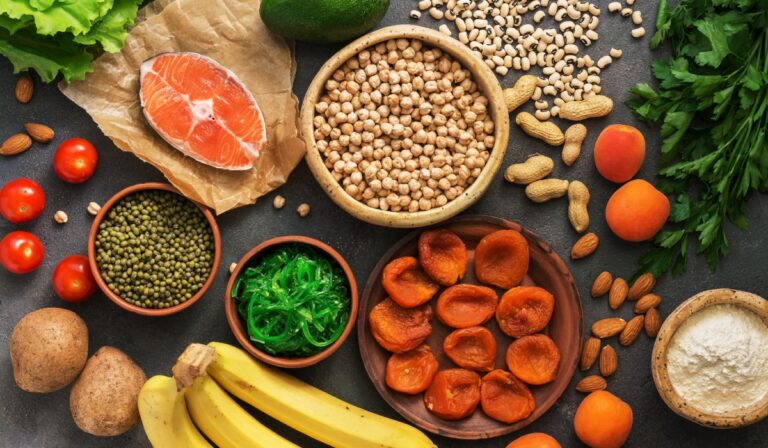 Alimente care reduc colesterolul. Ce nu trebuie să-ți lipsească din farfurie