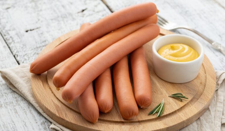 Ce conțin crenvurștii de porc din supermarket. S-a aflat ce mâncăm cu adevărat