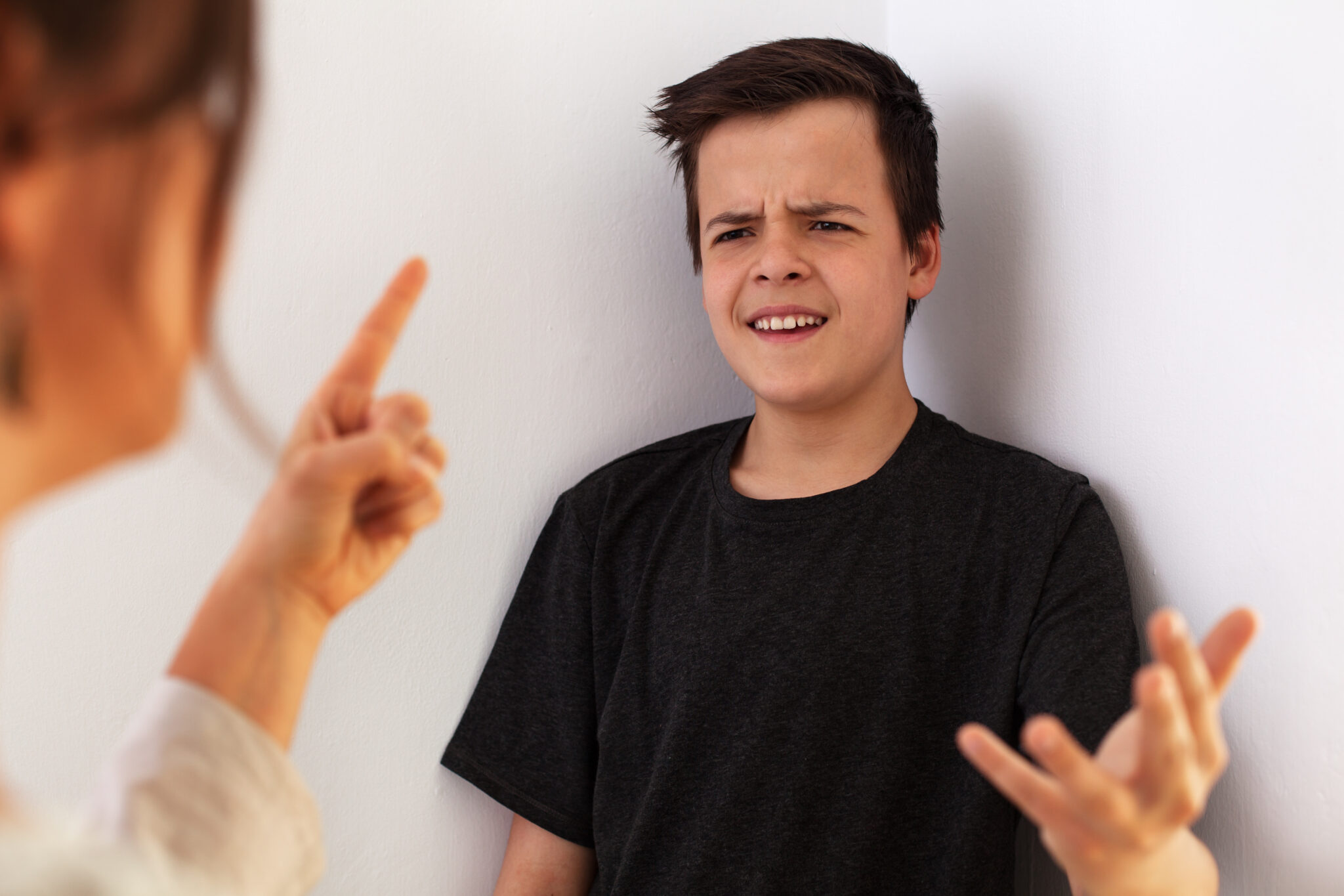 Cum putem gestiona furia și comportamentele agresive ale copiilor și adolescenților / VIDEO