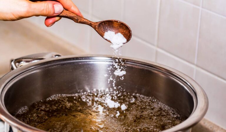 Cum să dai gust mâncării fără să folosești sare. Ce să pui în ciorbă, de fapt