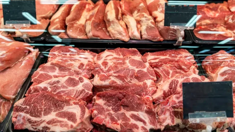 Carnea de porc rămâne preferata sărbătorilor de iarnă. Prețuri mai mici în ferme, presiune mare la raft