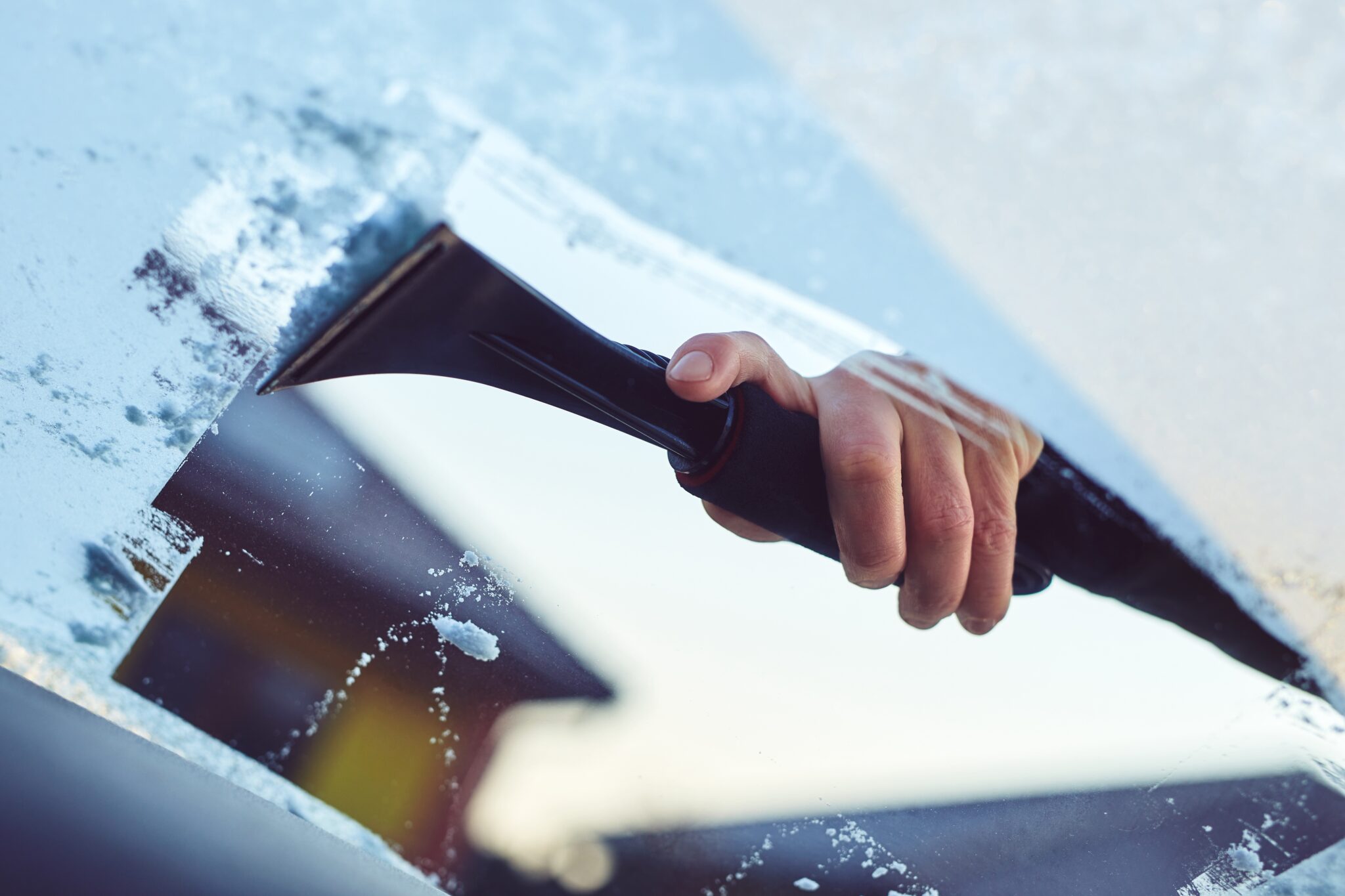 5 trucuri eficiente să dezgheți rapid parbrizul înghețat… din interior și să ai vizibilitate clară