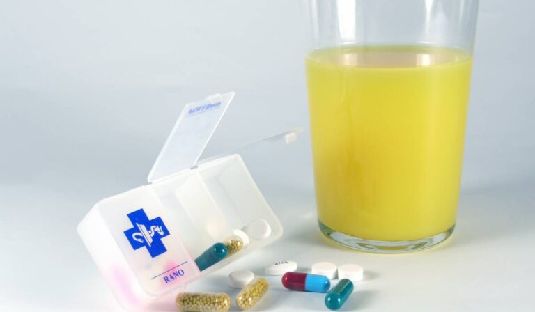 Sucul de fructe care poate transforma acest medicament într-un cocktail periculos