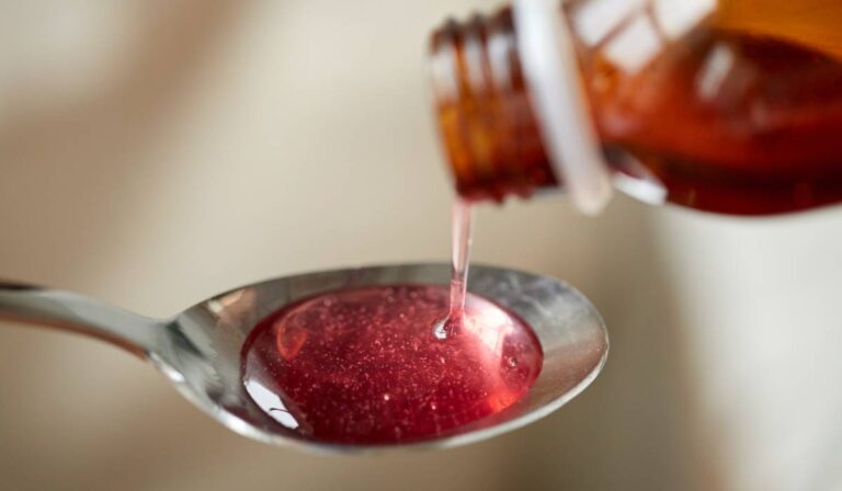 Rețeta de sirop făcut în casă. Amestecul natural care poate calma congestia nazală, durerile în gât și tusea persistentă