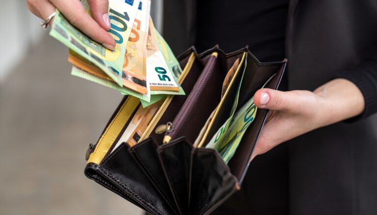 Cele trei zodii care se vor umple de bani în luna februarie. Norocul le bate la ușă