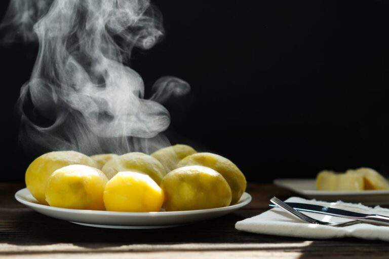 Cum să fierbi cartofii fără apă: truc simplu cu oala sub presiune