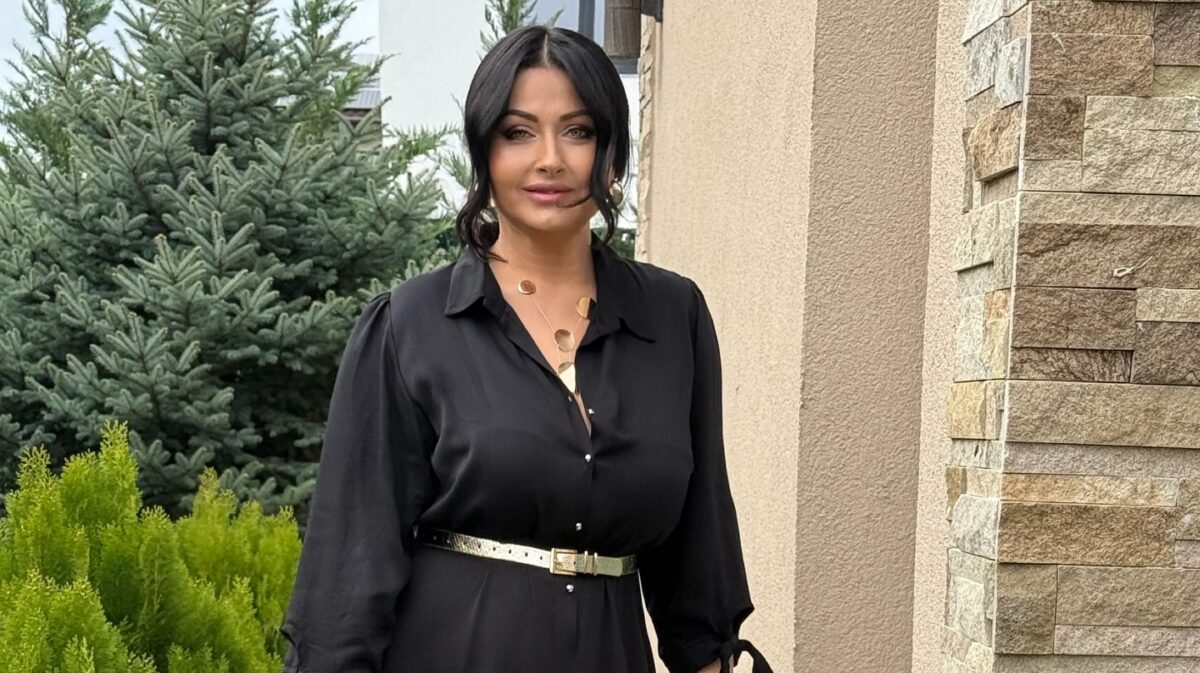 Gabriela Cristea și-a etalat picioarele într-o fustă mini, ignorând criticile la adresa siluetei / FOTO