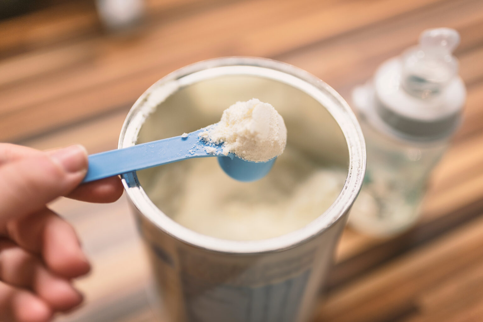 Alertă alimentară globală – Lactalis retrage din magazine laptele praf pentru sugari. Lista țărilor vizate