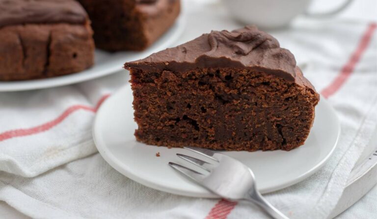 Ingredientul surpriză care transformă orice prăjitură: de ce să înlocuiești apa sau laptele din aluatul pentru prăjituri cu bere, șampanie sau suc