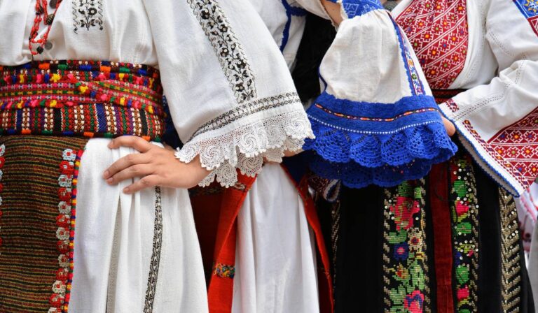 Tradiții și obiceiuri de Dragobete: ce este „zăpada zânelor”, apa cu care fetele se spălau pe față să fie iubite