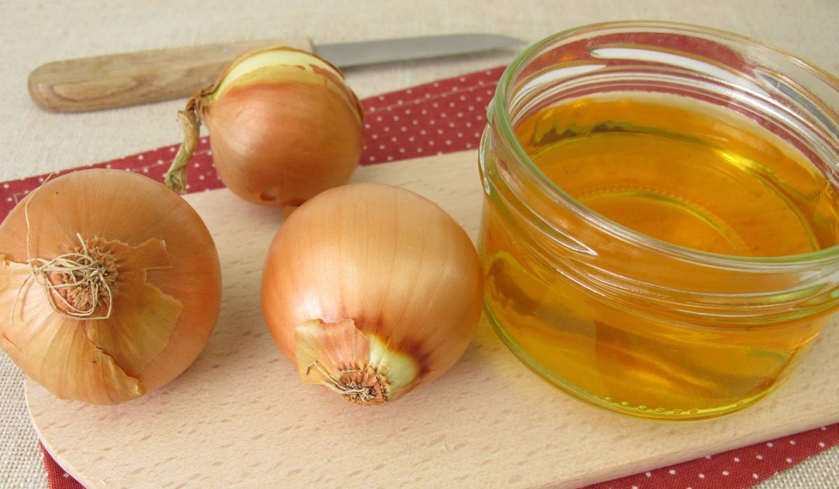 Nu mai arunca cojile de ceapă ! Fiertura din coji de ceapă pe care să o folosești pentru picioare umflate