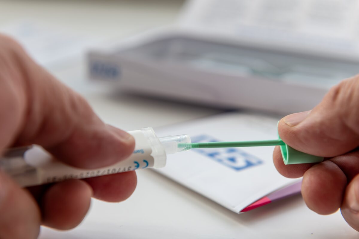 Ai observat sânge în scaun? Testele care nu trebuie amânate