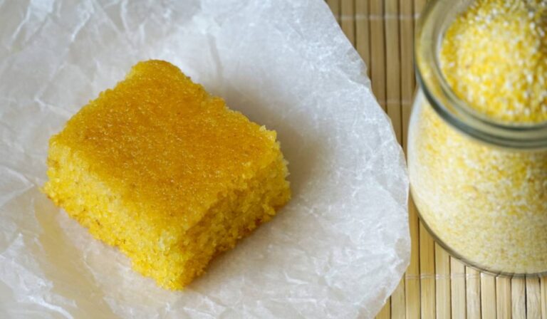 Rețetă simplă de post. Prăjitură cu mălai și ananas