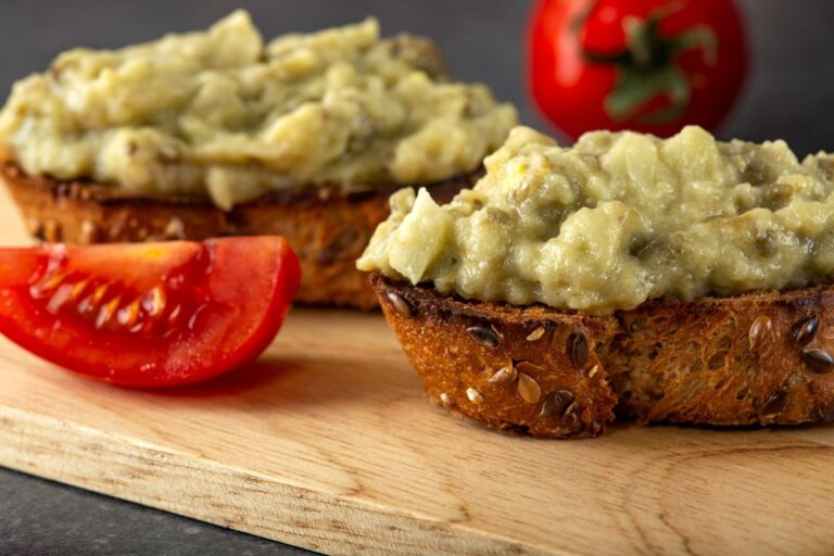 Salată de vinete de post – rețeta simplă pentru un preparat cremos și aromat