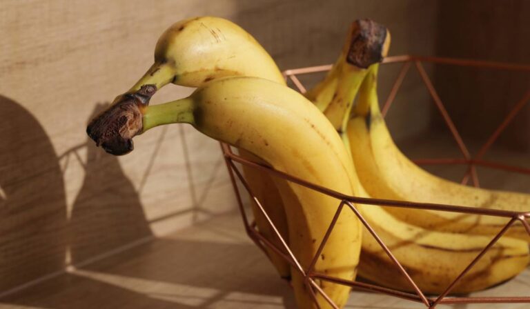 De ce să nu mai ții bananele în bolul de fructe. Trucul care le face să reziste mai mult timp fără să se strice