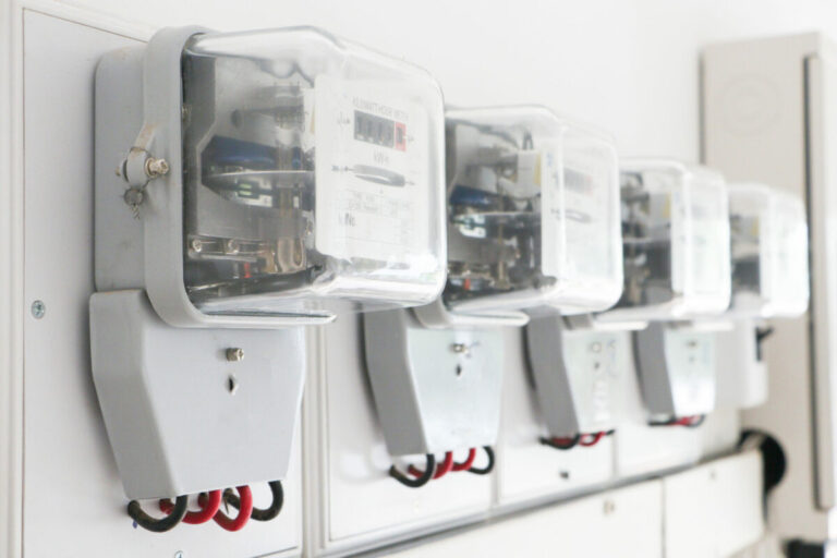 Ofertă la energie electrică sub 1 leu/kWh. Cum pot românii să reducă factura cu sute de lei