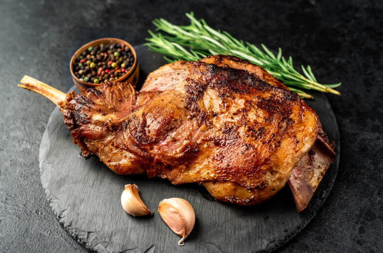 Condimentul care poate amărî carnea de miel: ce greșeală să eviți când gătești de Paște