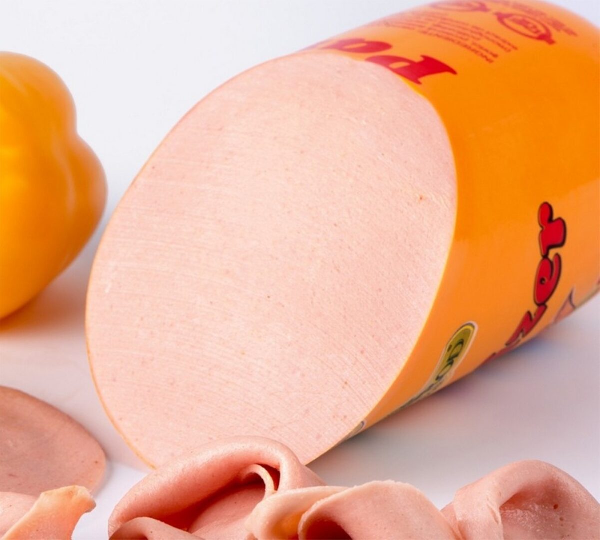 Parizer de porc doar pe etichetă! Analizele au descoperit aproape deloc carne de porc, deși pe etichetă scria 50%