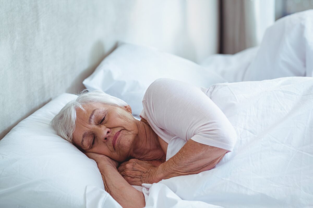 Somnul profund redus, posibil semn timpuriu al bolii Alzheimer / STUDIU